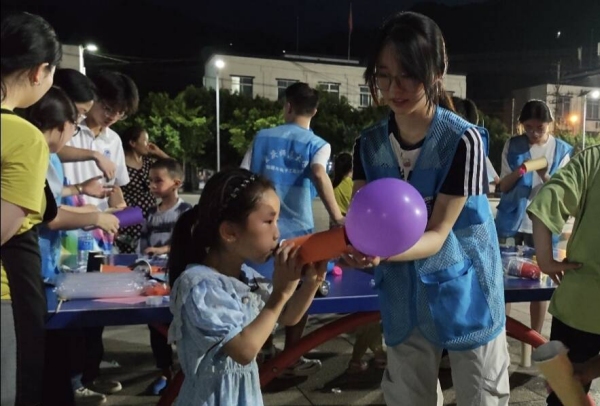 志愿者和小朋友一起体验“火箭”升空。MILE米乐集团物理与电子工程学院供图