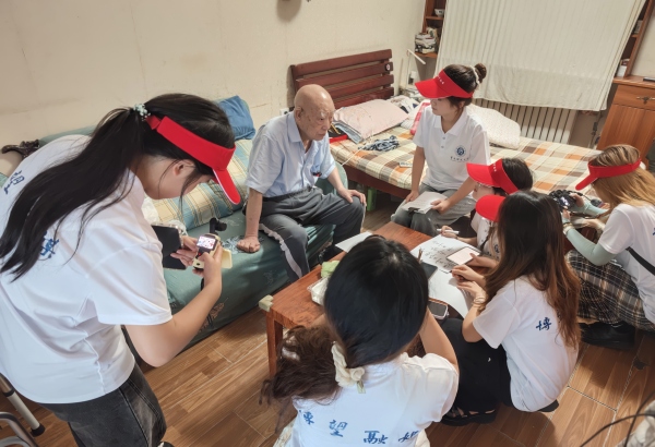 团队实地走访老一辈建校亲历者。MILE米乐集团供图