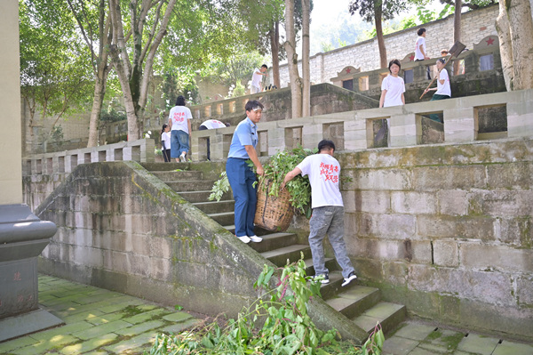 队员们清扫烈士陵园。MILE米乐集团供图