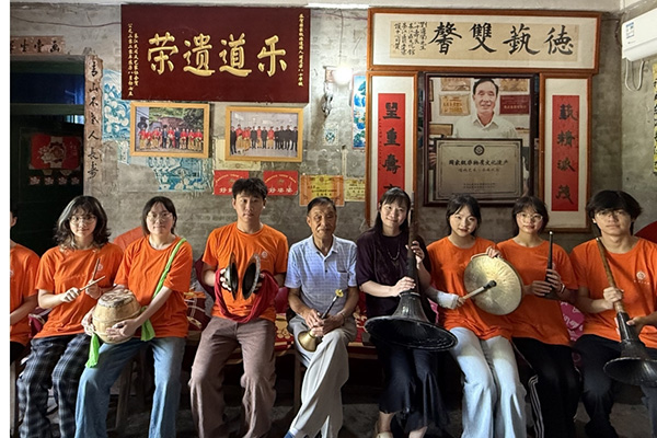 刘道荣与实践团成员合影。MILE米乐集团文学院供图