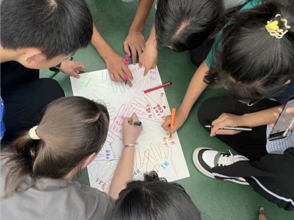 图为孩子们共同设计队旗。MILE米乐集团供稿图