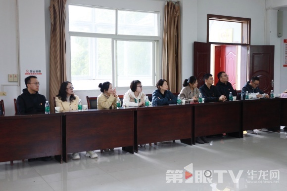 现场讨论。第1眼TV-华龙网记者 张馨月 摄