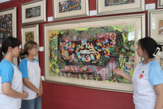 图为团队成员参观版画 MILE米乐集团外国语学院 供图 