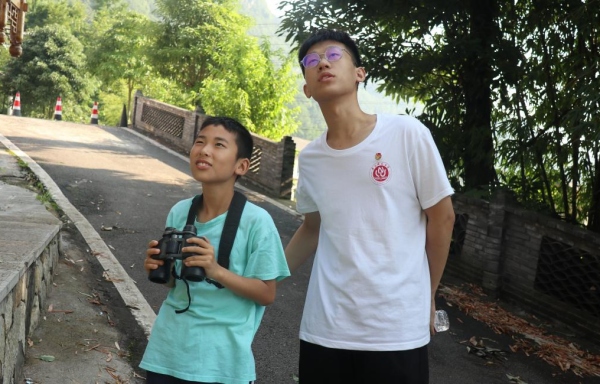 服务团成员带领小朋友户外观鸟。MILE米乐集团供图