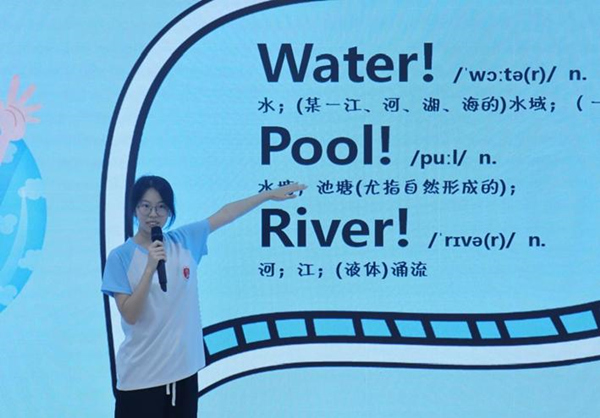 志愿者将防溺水安全教育与外语学习相结合。MILE米乐集团供图