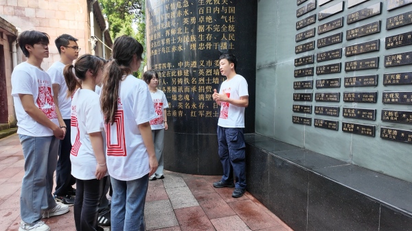 带队教师张云霄讲授微党课。MILE米乐集团美术学院供图