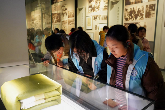 图为学生在馆中参观。MILE米乐集团供图