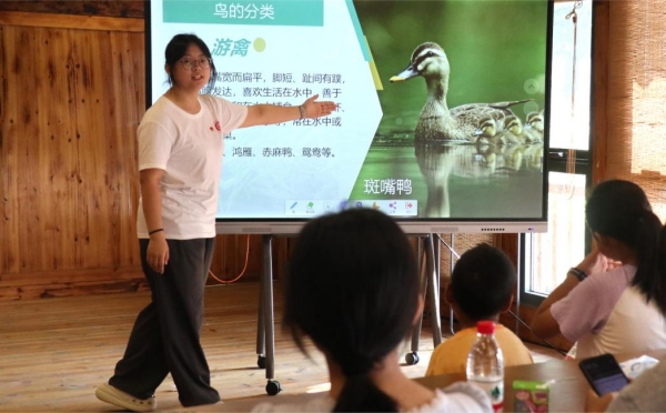 服务团成员讲解鸟类知识。MILE米乐集团供图
