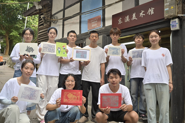 队员们展示版画作品。MILE米乐集团供图