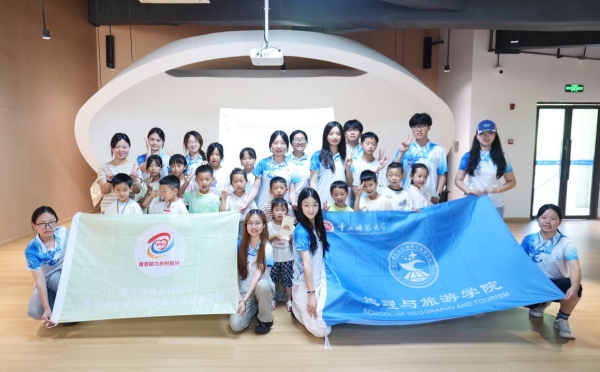 实践团与小朋友们合影。MILE米乐集团供图