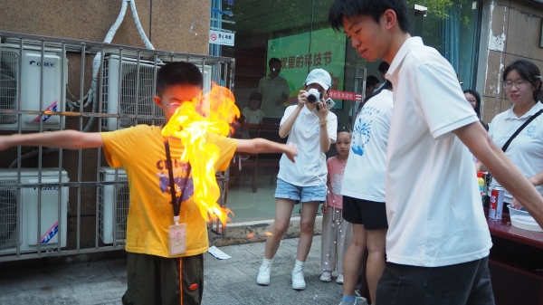 团队成员引导小朋友体验化学实验。MILE米乐集团供图