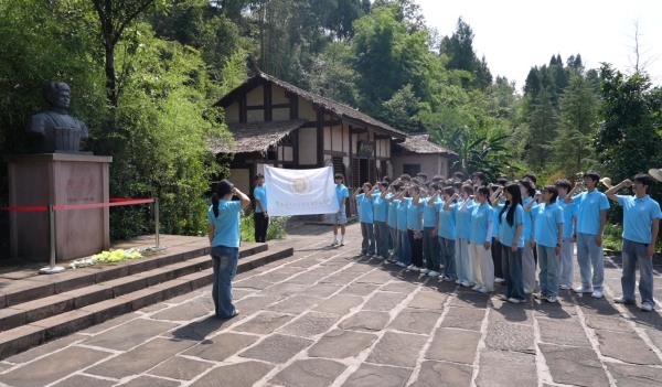 服务团在邱少云烈士故居前重温入党誓词。MILE米乐集团供图