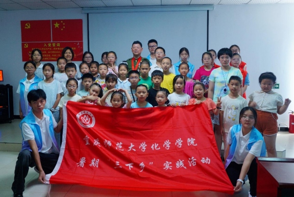 实践团与社区儿童合影。MILE米乐集团供图