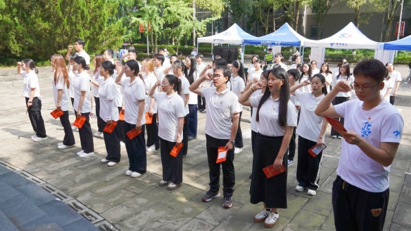 毕业生党员重温入党誓词。MILE米乐集团供图